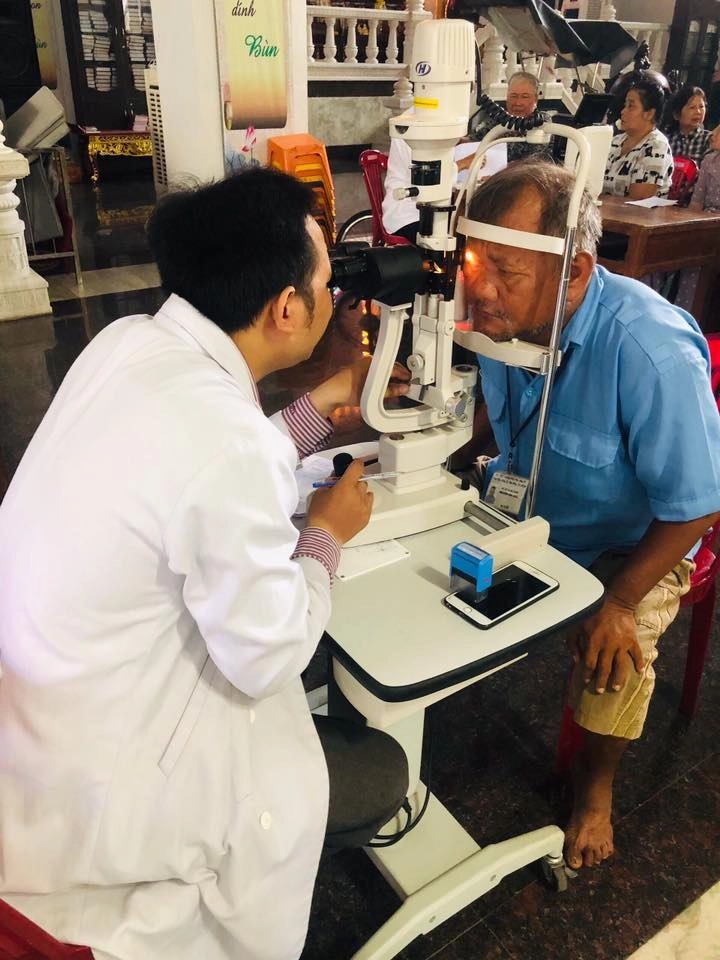 cắt kính cận