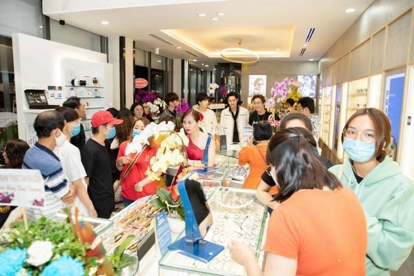 lb eyewear luxury hcm đông khách