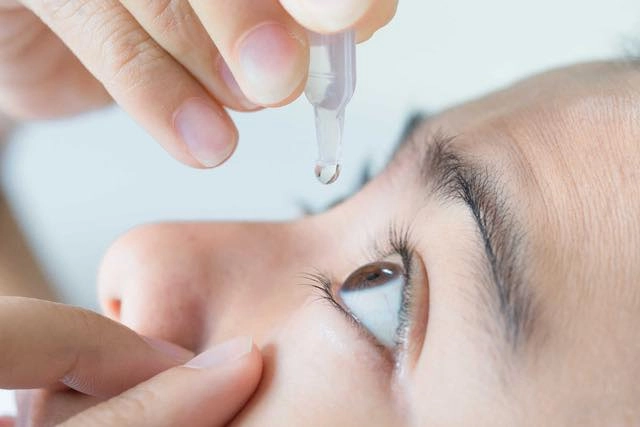 Dùng nước mắt nhân tạo khi sử dụng kính áp tròng